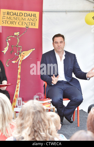 David Walliams (im Bild) gibt einen Vortrag über sein Kinderbuch Gansta Oma an das Roald Dahl Museum in Great Missenden Stockfoto