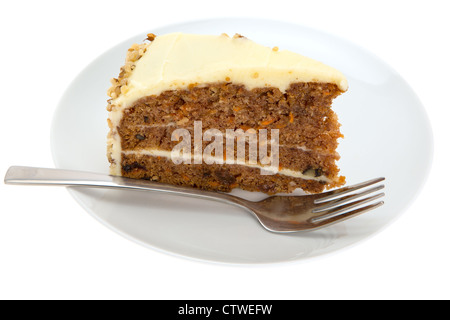 Stück Karottenkuchen auf einem weißen Teller mit einer Tabelle Gabel - hell erleuchtet mit einer geringen Schärfentiefe Stockfoto