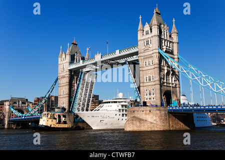 Der Silver Cloud Kreuzfahrtschiff unterquert die Tower Bridge mit Hilfe von einem Schlepper an einem hellen Sommertag Stockfoto