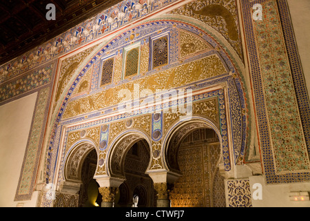 Muslimischen / arabischen / islamischen Stil dekorative drei gewölbten Bogen / Wand / interior The Real Alcazar De Sevilla / Sevilla. Spanien. Stockfoto