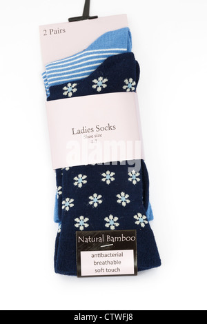 Zwei Paar Damen Socken aus Bambusmaterial verpackt und isoliert auf weißem Hintergrund Stockfoto