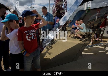 Zuschauer erleben die BP gesponserte Wanderung im Olympiapark im Olympiapark während der Olympischen Spiele 2012 in London. Besucher sind in der Lage, ihre CO2-Emissionen von Reisen zu den Spielen in London versetzt und erhalten ein kostenloses, einzigartige Erinnerungsfoto vor dem Hintergrund des Hauptstadions. Die Struktur verwendet 90 % aus recyceltem Stahl unterstützt ein super-sized Periskop geben einen einzigartigen, erhöhten Blick auf den Olympiapark. Stockfoto