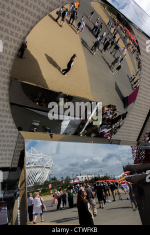 Zuschauer erleben die BP gesponserte Wanderung im Olympiapark im Olympiapark während der Olympischen Spiele 2012 in London. Besucher sind in der Lage, ihre CO2-Emissionen von Reisen zu den Spielen in London versetzt und erhalten ein kostenloses, einzigartige Erinnerungsfoto vor dem Hintergrund des Hauptstadions. Die Struktur verwendet 90 % aus recyceltem Stahl unterstützt ein super-sized Periskop geben einen einzigartigen, erhöhten Blick auf den Olympiapark. Stockfoto