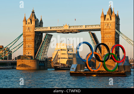 Belem ein Dreimaster Französisch Training Schiff fährt unter der Tower Bridge und Vergangenheit die Olympischen Ringe feiert die 30. Olympischen Spiele Stockfoto