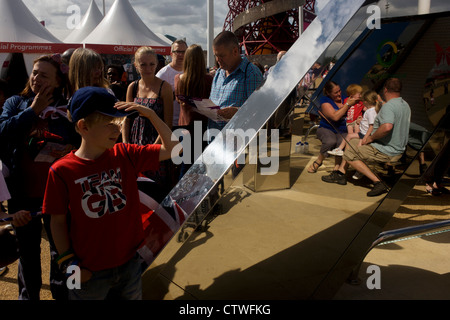 Zuschauer erleben die BP gesponserte Wanderung im Olympiapark im Olympiapark während der Olympischen Spiele 2012 in London. Besucher sind in der Lage, ihre CO2-Emissionen von Reisen zu den Spielen in London versetzt und erhalten ein kostenloses, einzigartige Erinnerungsfoto vor dem Hintergrund des Hauptstadions. Die Struktur verwendet 90 % aus recyceltem Stahl unterstützt ein super-sized Periskop geben einen einzigartigen, erhöhten Blick auf den Olympiapark. Stockfoto
