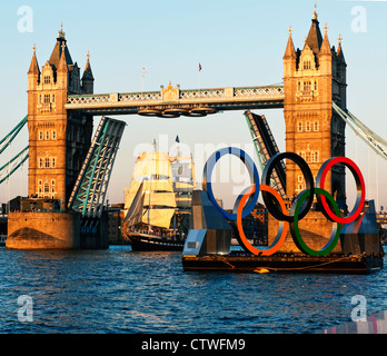 Belem ein Dreimaster Französisch Training Schiff fährt unter der Tower Bridge und Vergangenheit die Olympischen Ringe feiert die 30. Olympischen Spiele Stockfoto