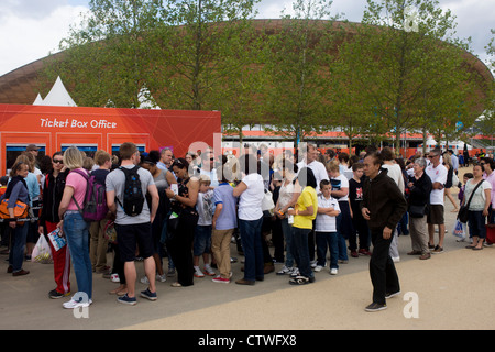 Zuschauer-Warteschlange in der Nähe von £105m Sibirische Kiefer Velodrom geschwungenen Dach während der Olympischen Spiele 2012 in London. Im Norden des Olympiaparks gelegen, ist das Velodrom eines nachhaltigen und ikonischen Austragungsorte der Spiele 2012 in London. Nachhaltige Entscheidungen wurden soweit möglich; von der Beschaffung des Holzes, zertifiziert durch den Forest Stewardship Council verwendet auf der Strecke und Außenverkleidungen, um die Installation von 100 % natürlich belüfteten System, das eine Klimaanlage überflüssig macht. Stockfoto