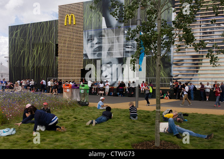 Zuschauern Ruhe außerhalb der weltweit größte McDonalds im Olympiapark während der Olympischen Spiele 2012 in London. Hunderte von Food-Läden an den Olympischen Schauplätzen Chips à la carte, aufgrund einer Nachfrage von Sponsor McDonald nehmen mussten. Olympische Häuptlinge untersagt alle 800 Lebensmittel-Einzelhandel an die 40 Spiele Veranstaltungsorten in ganz Großbritannien Kümpel Chips wegen der "Sponsoring Pflichten. Dieses Land wurde um eine 2,5 qkm sportliche Komplex, einmal Industriebetriebe und nun Austragungsort der acht Orte, darunter die Hauptarena Aquatics Centre und Velodrom sowie der Athleten Olympisches Dorf werden umgewandelt Stockfoto