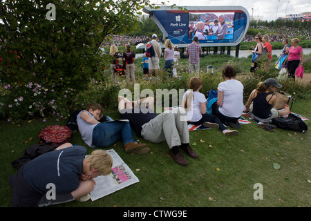 BBC TV-Berichterstattung auf Großleinwand im Olympiapark während der Olympischen Spiele 2012 in London. Dieses Land wurde umgestaltet, um eine 2,5 qkm sportliche Komplex, einmal Industriebetriebe und nun Austragungsort der acht Orte, darunter die Hauptarena Aquatics Centre und Velodrom sowie der Athleten Olympisches Dorf werden. Nach den Olympischen Spielen ist der Park als Queen Elizabeth Olympic Park bekannt. Stockfoto