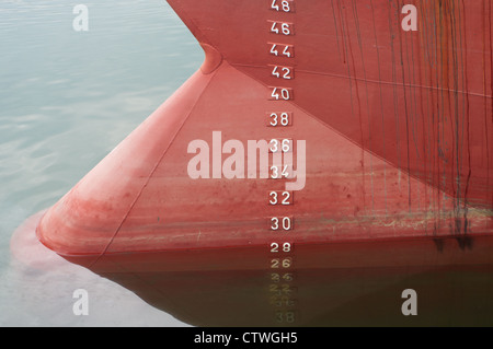 Bug eines Schiffes mit Entwurf Skala Nummerierung Stockfoto