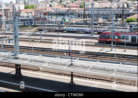 französische SNCF Bahnhof Züge am Bahnhof Toulouse Stockfoto