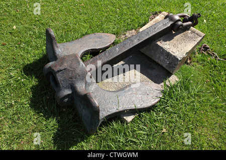 Ankern Sie auf Rasen außerhalb des National Maritime Museum, Belem, Lissabon, Portugal. Stockfoto