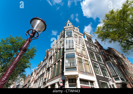 niedrigen Winkel Blick auf einige typische Amsterdamer Häuser und einen Laternenpfahl Stockfoto