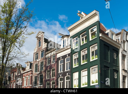 typische Amsterdamer Häuser gegen ein bewölkter Himmel Stockfoto