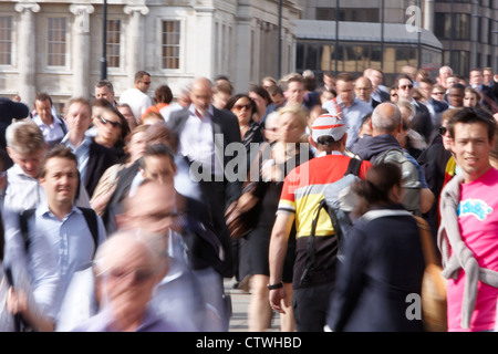 Pendler überqueren London Bridge Station im Feierabendverkehr Stockfoto