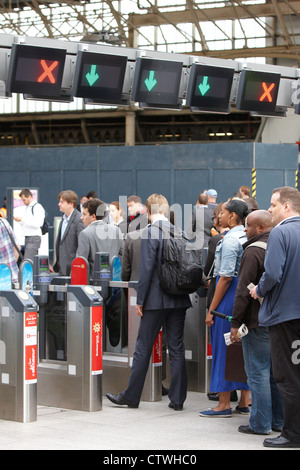 Ticket-Schranken am Bahnhof London Bridge Stockfoto