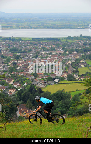 Ein Mountainbiker Fahrten entlang der Kante der Cheddar Gorge oberhalb des Dorfes Cheddar in Somerset am Rande der Mendips Stockfoto