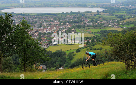 Ein Mountainbiker Fahrten entlang der Kante der Cheddar Gorge oberhalb des Dorfes Cheddar in Somerset am Rande der Mendips Stockfoto