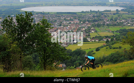 Ein Mountainbiker Fahrten entlang der Kante der Cheddar Gorge oberhalb des Dorfes Cheddar in Somerset am Rande der Mendips Stockfoto