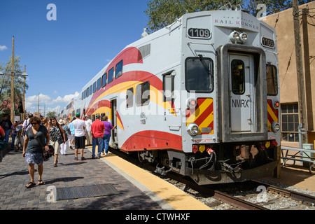 Passagiere auf der Plattform neben einem New Mexico Rail Runner Lok Santa Fe Railroad station New Mexico USA Stockfoto