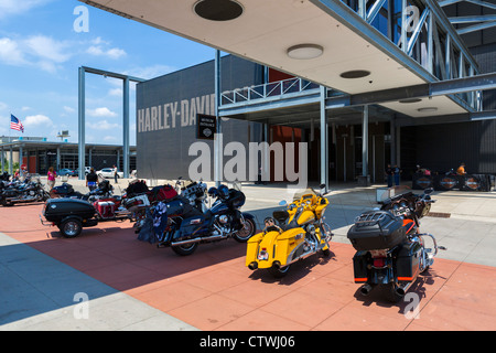 Eingang zum Harley-Davidson-Museum mit Harley Davidson Motorräder parkten außerhalb, Milwaukee, Wisconsin, USA Stockfoto