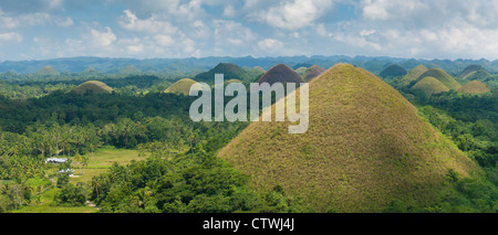 Blick über den berühmten chocolate Hills auf Bohol, Philippinen. Sie sind auch in der Provinz Flagge gekennzeichnet. Stockfoto