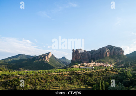 Kleinstadt Felsen Agüero am Fuße des Mallos in Aragón, Spanien. Stockfoto