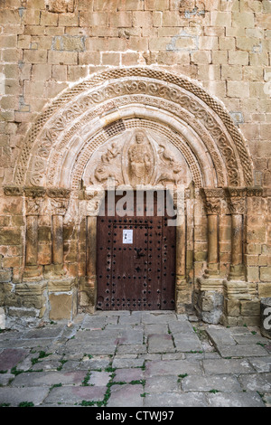 Romanische Portal der Kirche von St. Salvador in Kleinstadt Felsen Agüero am Fuße des Mallos in Aragón, Spanien. Stockfoto