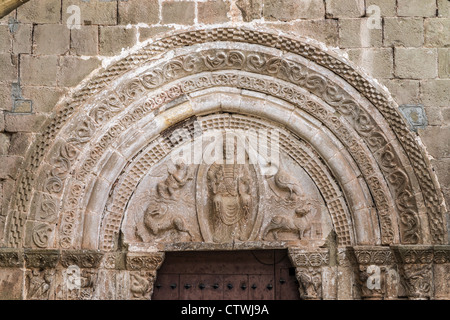 Detail der romanische Portal der Kirche von St. Salvador in der kleinen Stadt Agüero am Fuße des Mallos Felsen in Aragón, Spanien. Stockfoto