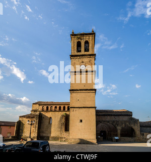 Kirche St. Salvador in der kleinen Stadt Agüero am Fuße des Mallos Felsen in Aragón, Spanien. Stockfoto