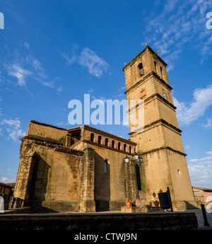 Kirche St. Salvador in der kleinen Stadt Agüerro am Fuße des Mallos Felsen in Aragón, Spanien. Stockfoto