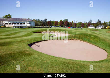 18. Green und Bunker auf dem Kings Course, Gleneagles Golf Club mit dem Dormie Haus, Clubhaus Stockfoto