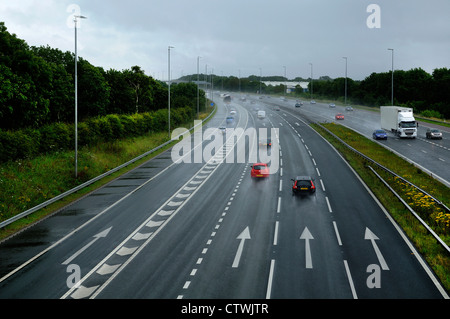 Autobahn bei Nässe mit alten Stil Mittelstreifen Barriere vor Sicherheit upgrade Stockfoto