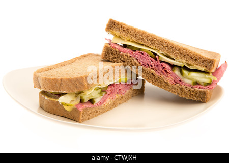 New York Style Pastrami Sandwich auf Roggenbrot - Studio gedreht mit weißem Hintergrund Stockfoto