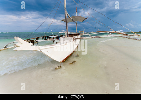 traditionelle philippinische Bangka bei Ebbe Stockfoto