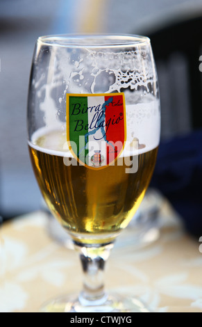 Ein Glas halb voll oder halb leer Birra Bellagio oder Bier aus Bellagio See Como Italien italienische Seen Stockfoto