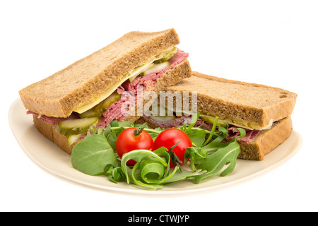 New York Style Pastrami Sandwich auf Roggenbrot - Studio gedreht mit weißem Hintergrund Stockfoto