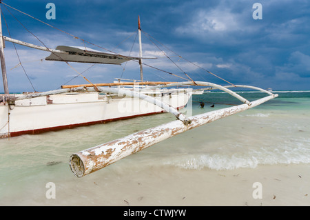 traditionelle philippinische Bangka bei Ebbe Stockfoto