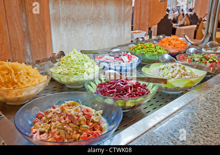 Auswahl an Salaten an einem Buffet Bar in einem Luxus-Hotel-restaurant Stockfoto