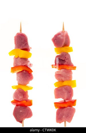 Zwei frische Schweinefleisch Shish Kebobs auf weißem Hintergrund - Studio gedreht Stockfoto