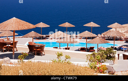 Pool mit Blick auf die Ägäis, Oia, Santorini, Griechenland Stockfoto