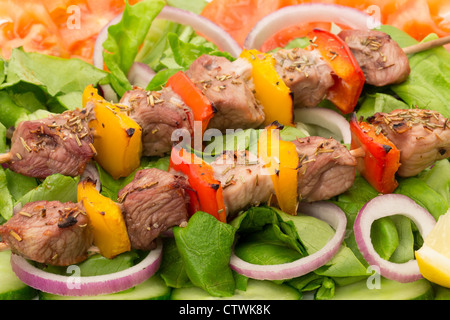 Schweinefleisch Kebabs oder Souvlaki, serviert auf einem Bett von Salat - Studio gedreht Stockfoto