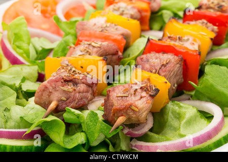 Schweinefleisch Kebabs oder Souvlaki, serviert auf einem Bett von Salat - Studio gedreht Stockfoto