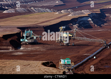 Braunkohle / Braunkohle extrahiert von riesigen Schaufelrad-Bagger im Tagebau abbauen, Sachsen-Anhalt, Deutschland Stockfoto