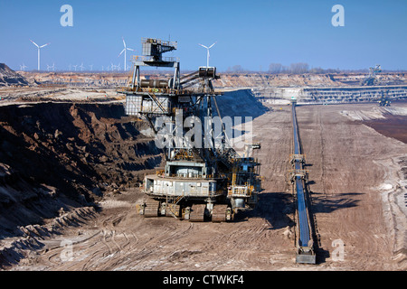 Braunkohle / Braunkohle extrahiert von riesigen Schaufelrad-Bagger im Tagebau abbauen, Sachsen-Anhalt, Deutschland Stockfoto