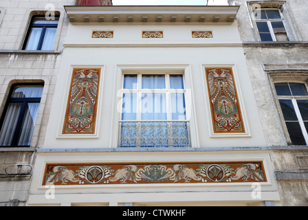 Brüssel, Belgien. Geo Ponchon Studio in der Rue De La Croix Nr. 25. Art Nouveau Sgraffito-Panels auf Fassade Stockfoto