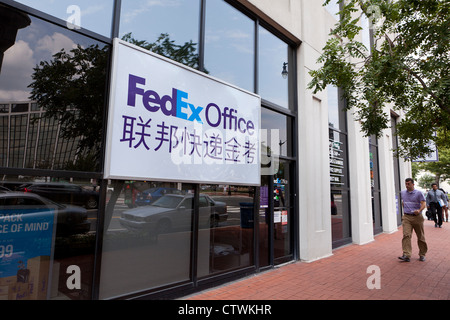 FedEx Office Zeichen in Chinatown - Washington, DC USA Stockfoto