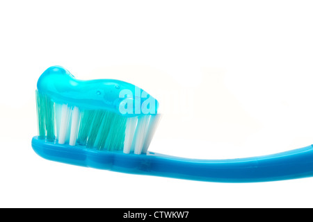Nahaufnahme eines blauen Zahnbürste und Zahnpasta - Studio gedreht mit weißem Hintergrund Stockfoto