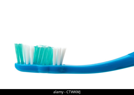 Nahaufnahme einer blauen Zahnbürste - Studio gedreht mit weißem Hintergrund Stockfoto