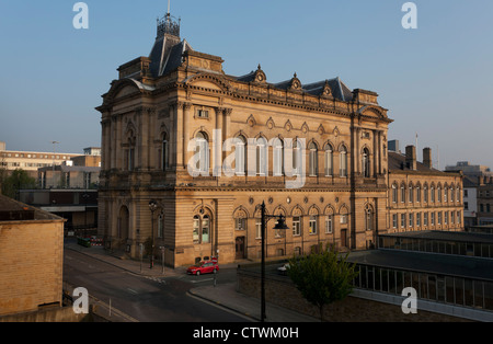Huddersfield Town Hall wurde in zwei Etappen zwischen 1875 und 1881 gebaut. Stockfoto